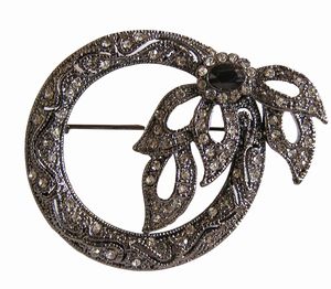 Black wreath pin